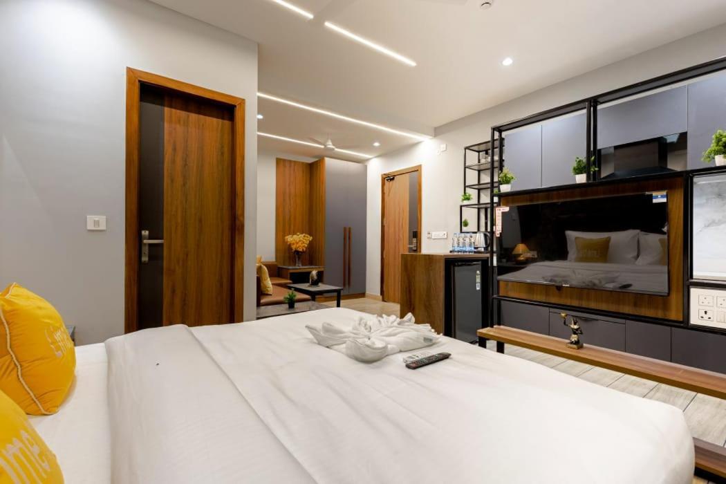 Hotel Imperial Stayz Sector 51 Gurgaon Dış mekan fotoğraf